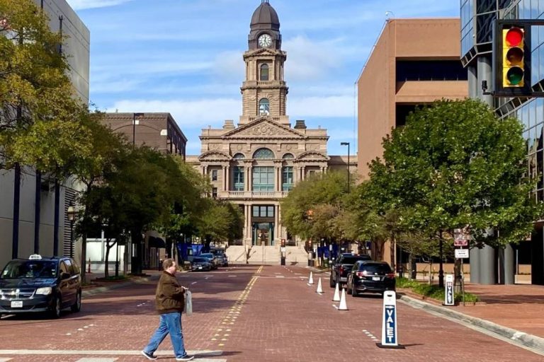 A photo of Tarrant County Court.